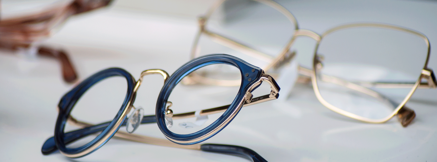 Une Vue De Face Des Lunettes De Soleil Optiques Sur Le Bureau